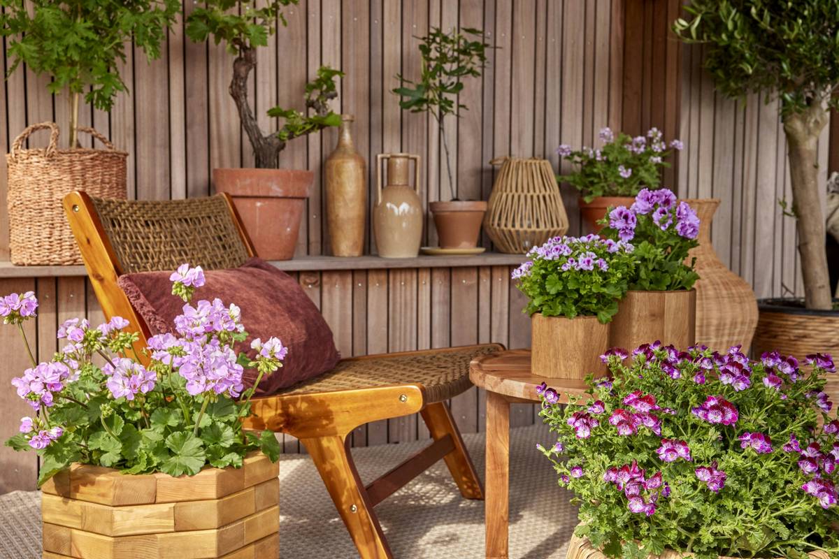 Comparison chart showing durability ratings of teak, aluminum, wrought iron, and plastic garden tables across humidity, UV exposure, and maintenance needs